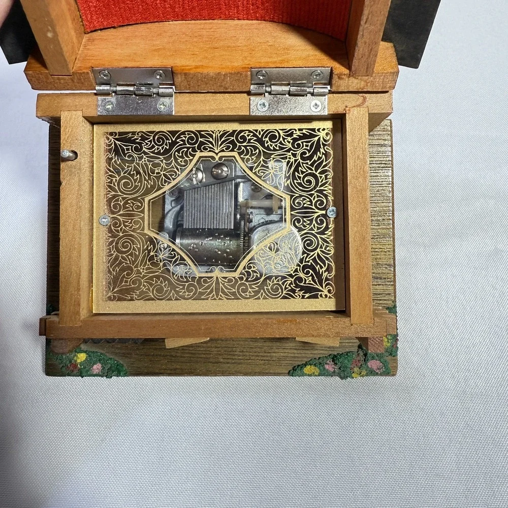 Wood Cabin/Cottage/House Music Box Made‎ in Japan. WORKS VTG Adorable!